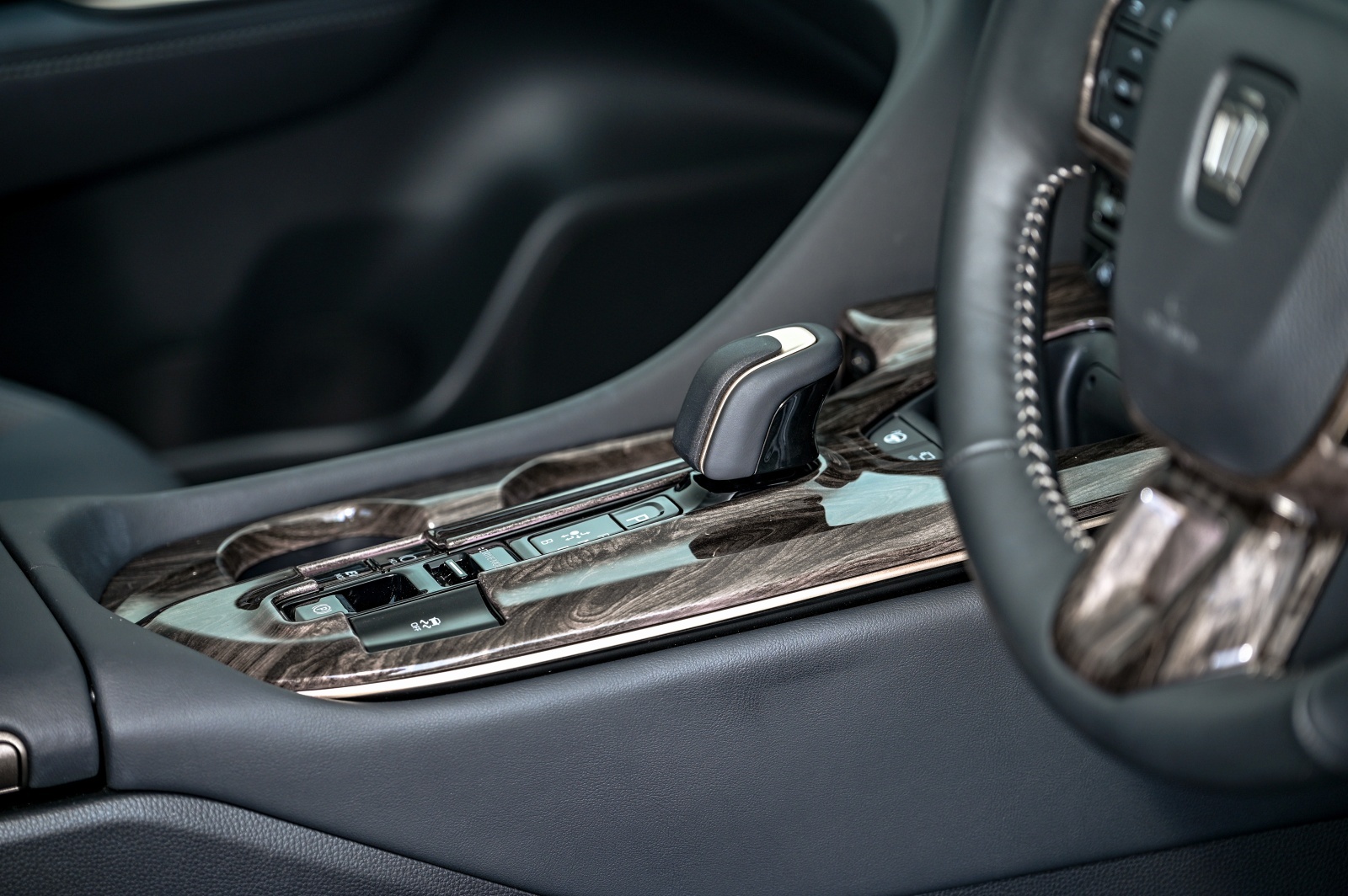 クラウンスポーツ インテリアパネル 販売スタート